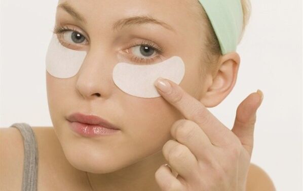 odmłodzenie skóry wokół oczu za pomocą plastrów