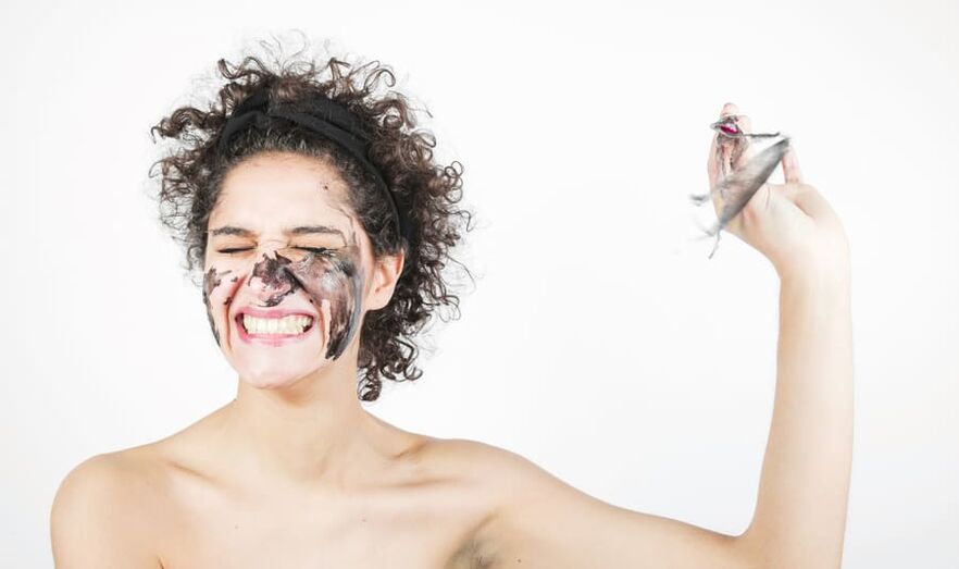 kobieta wykonuje odmładzający zabieg na skórę twarzy