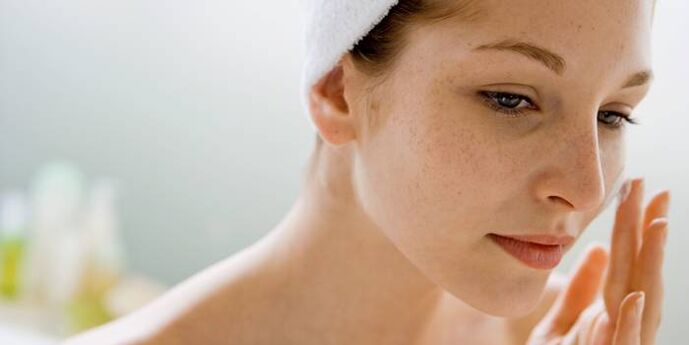 Regularne stosowanie olejków eterycznych do nawilżania skóry twarzy